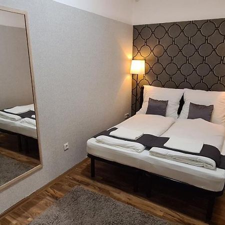 Elegant Apartment In The Hearth Of Budapesta Exterior foto