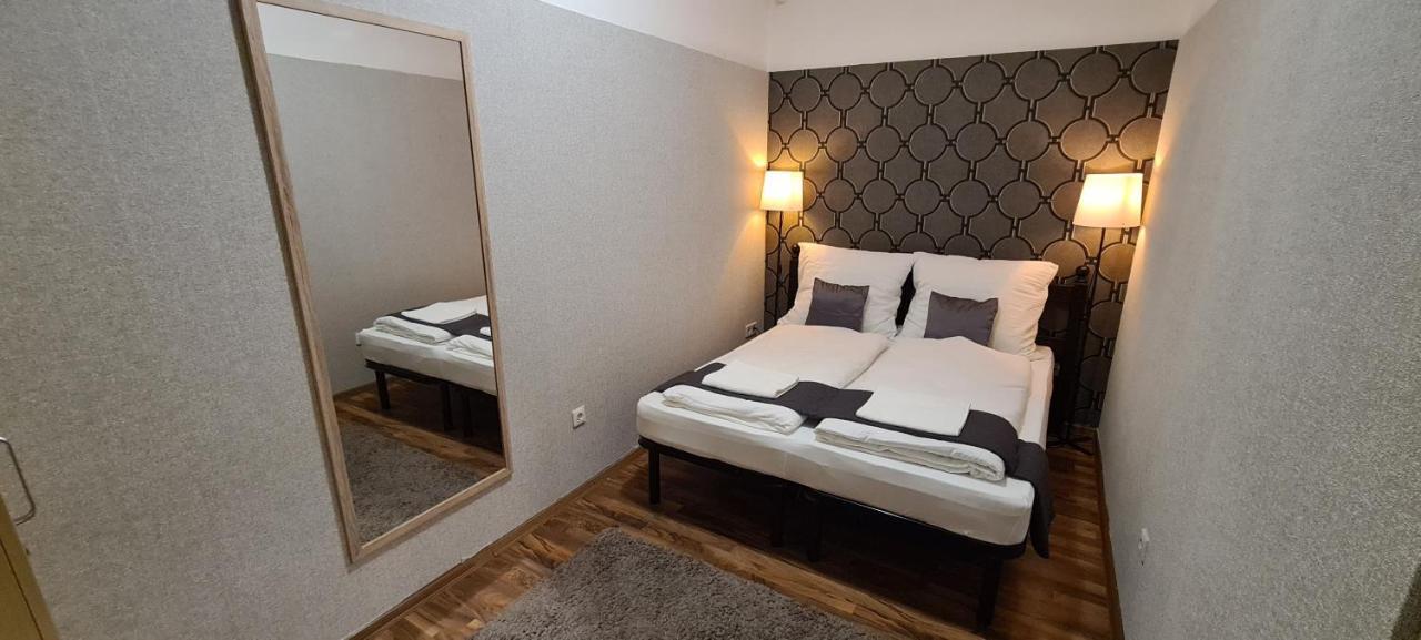 Elegant Apartment In The Hearth Of Budapesta Exterior foto